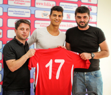 חוזר לשחק בישראל. מזרחי במעמד החתימה בגאורגיה