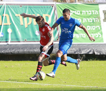 דניאל יצחק מנסה לעצור את צחי אליחן (עדי מלול)