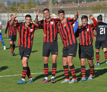 עומר בוארון חוגג יחד עם החברים ניצחון חשוב (אבי רביבו)