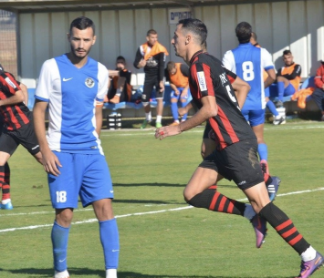 אדיר דיין (בכחול) (אבי רביבו)