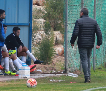 שלום לוי מתעמת עם שני השחקנים (עדי מלול)