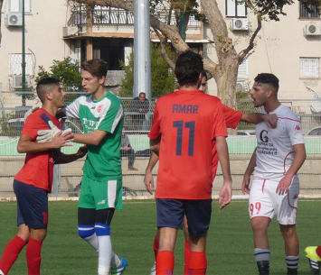 רגע המריבה. שחקני שתי הקבוצות (אלי שמואלי)