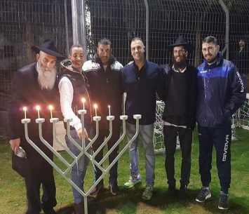 ותיקי בנימינה בהדלקת נרות לפני המשחק