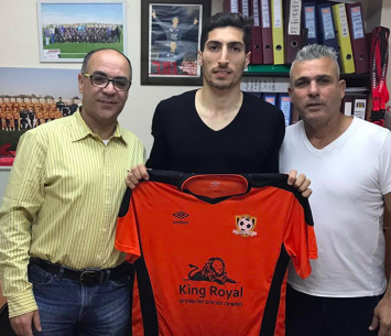 רכש נוסף לטסלפפה. נחמיה במעמד החתימה