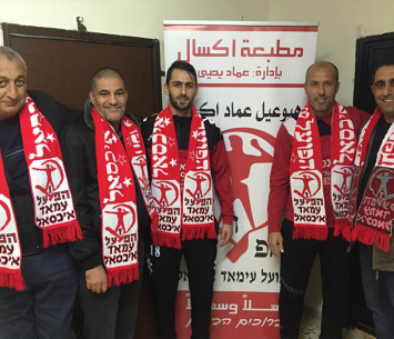 ענאן נסרלאדין יחד עם מאמן הקבוצה וחברי ההנהלה