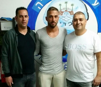 שריקי במעמד החתימה