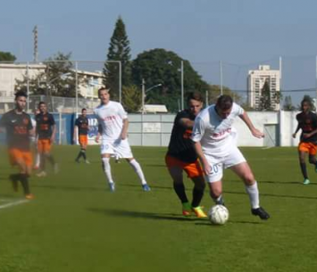 אופיר חלוואני (20 בלבן) עם הכדור. כבש צמד לזכות קרית אונו (אלי שמואלי)