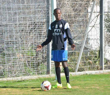 היה שותף לבדיחה בגלל נציגו ואנשי באקה אל גרבייה. צ'קול (אבי רביבו)