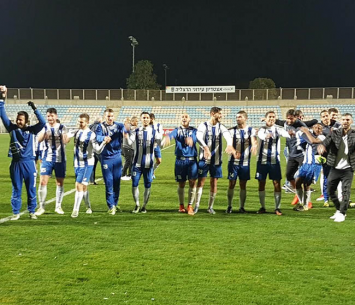 שחקני טבריה חוגגים בהרצליה (עודד חסין)