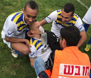 שחקן באקה מקבל טיפול