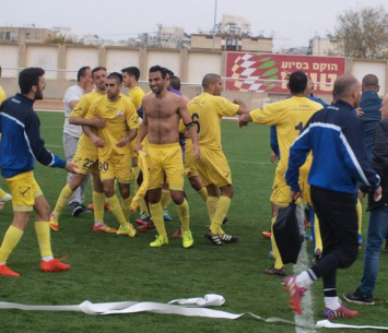 שחקני חולון חוגגים את הניצחון על שמשון ת
