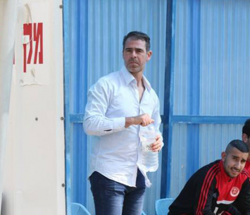 מאמן הקבוצה קובי דנינו (אבי רביבו)