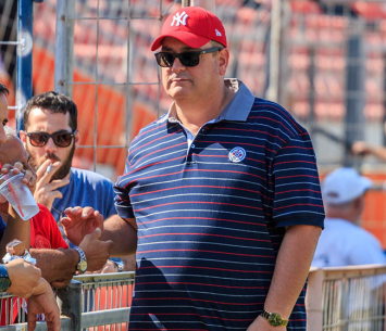 אילן סגל. כועס על שחקניו (יוסי סוריק)