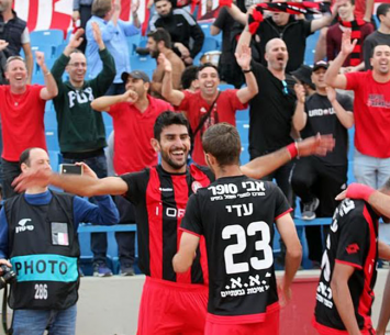 דודי תירם חוגג עם הקהל ניצחון דרמטי (לירן דורף)