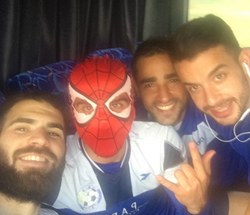 אלון בוזורגי עם סימן ההיכר שלו המסכה של ספיידרמן