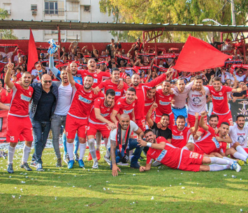 שחקני מרמורק יחד עם הבעלים בסיום (יוסי סוריק)