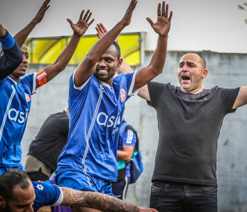 ניסטל יחד עם שחקניו בסיום (וואסים מוואסי)