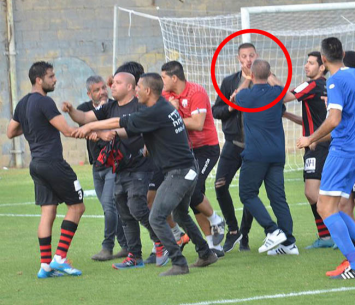 נתפס בעדשת המצלמה. קוטר אוחז בפניו של שוער המשנה (אבי רביבו)