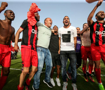 שחקני חדרה חוגגים בטירה (שלומי גבאי)