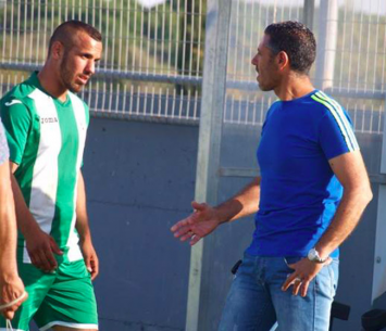 אלי מזרחי (מימין) מאמן דלייה (דאפר מחאמיד)