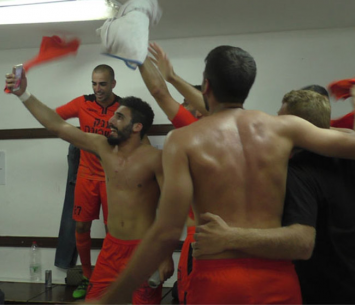 שחקני כפר שלם חוגגים בחדר ההלבשה