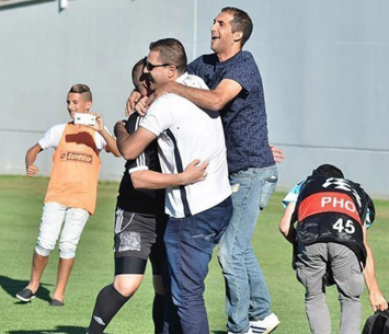 מקווים לחגוג בסיום המשחק. שלומי פרץ ואמיל יוסיפוב (ארנון לוי)