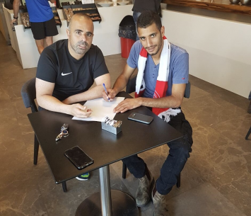 עמאש במעמד החתימה