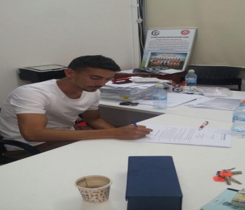 אביסידריס במעמד החתימה