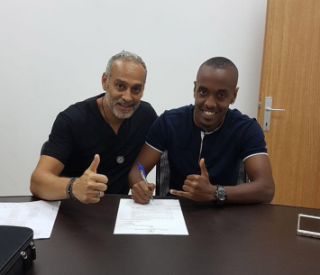 לאוטה במעמד החתימה