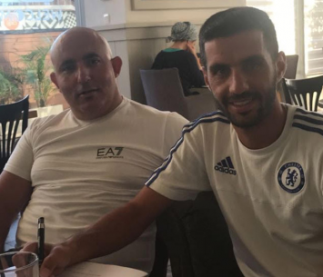 אופק מלול במעמד החתימה יחד עם מקסים המנהל המסור 