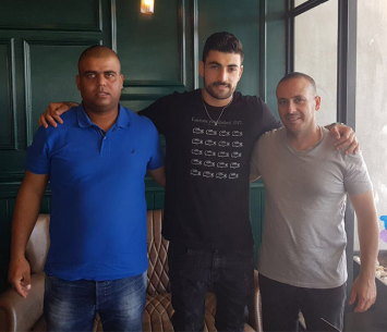 אוהד דוד יחד עם מאמנו והיו