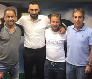 אבי איבגי במעמד החתימה