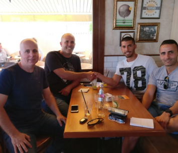 כהן במעמד החתימה