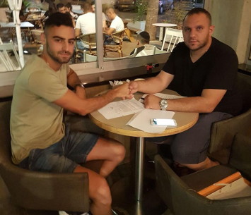 שי כנפי במעמד החתימה