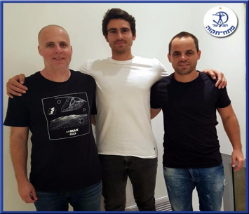 לבקוביץ' במעמד החתימה