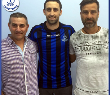 יוני אוחיון במעמד החתימה