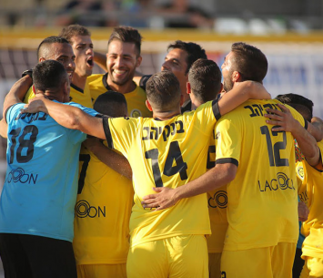 שחקני נתניה חוגגים (סטראבו)