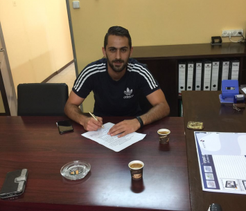 נסרלאדין במעמד החתימה