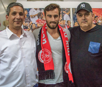 שחף הלמן במעמד החתימה