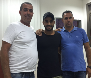 אלון כהן במעמד החתימה