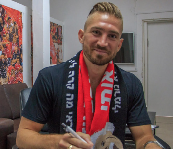 גל ספיר במעמד החתימה (הפועל מרמורק)