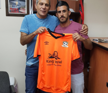 החתמה אדירה. עובדיה במעמד החתימה