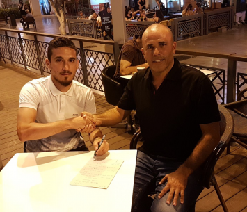 עלי חטיב במעמד החתימה