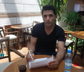 עמר במעמד החתימה