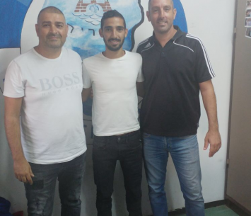 שלום אדרי במעמד החתימה יחד עם המאמן אילן סויסה והיו