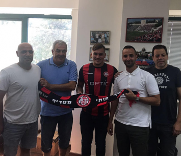 בומשטיין במעמד החתימה