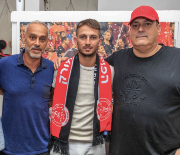 מישל רוס במעמד החתימה