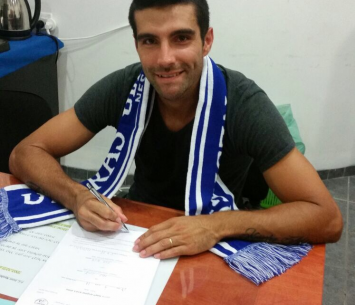 דיוויד גומז במעמד החתימה