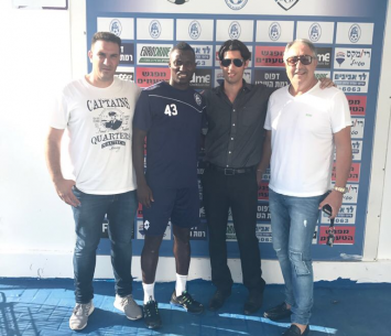 שיין עם הנהלת הקבוצה במעמד החתימה