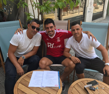 רביבו סוגל מעגל. הקשר במעמד החתימה (צילום: הדף הרשמי של הקבוצה בפייסבוק)